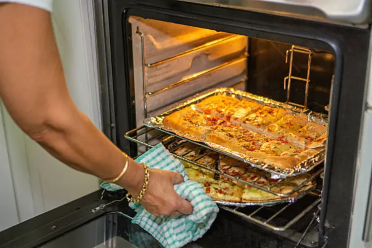 Masak Banyak Menu Sekaligus Pakai Oven tapi Hasil Tidak Merata? Ini Cara Mengatasinya