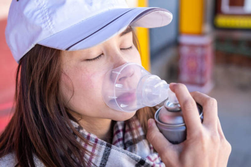 Young woman traveler using oxygen can and breathing for prevent Altitude mountain sickness Young woman traveler using oxygen can and breathing for prevent Altitude mountain sickness oxygen can stock pictures, royalty-free photos &amp; images