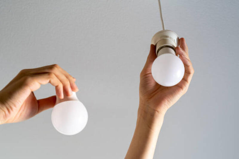 Seseorang yang mengganti bola lampu.