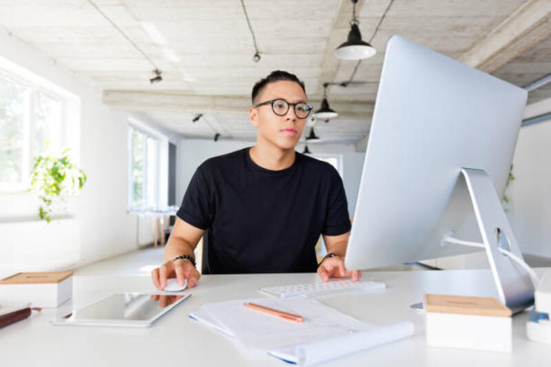 handsome-asian-man-working-in-the-creative-workplace.jpg (612×408)