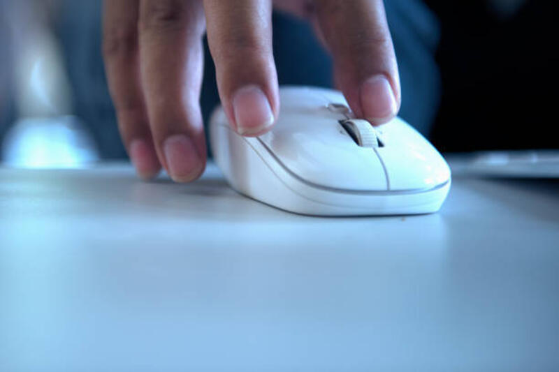 menangani mouse komputer di atas meja kayu - wireless mouse potret stok, foto, & gambar bebas royalti