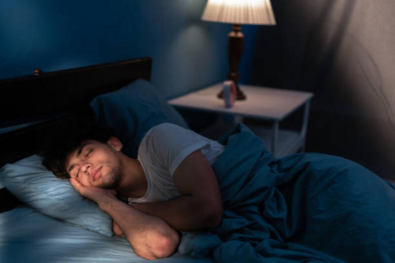pemuda-yang-damai-tidur-di-tempat-tidur-yang-nyaman-sendirian-di-rumah-menikmati-kasur.jpg (612×408)