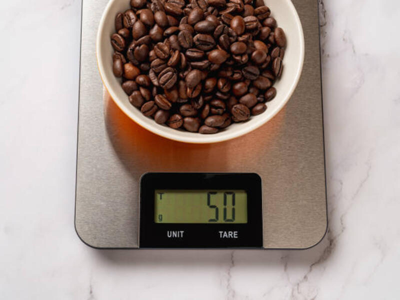 biji-kopi-panggang-dalam-mangkuk-pada-skala-dapur-digital-timbangan-displaing-50g-biji-kopi.jpg (612×459)