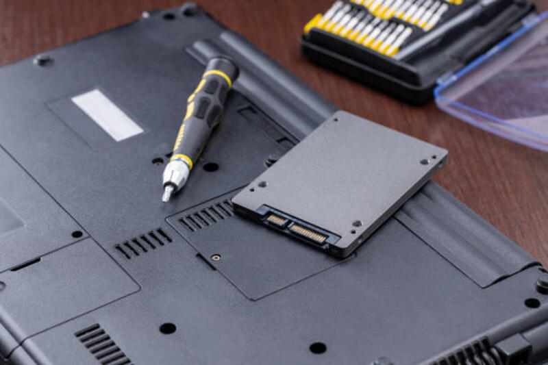 memperbaiki dan memutakhirkan komputer laptop. solid state drive baru pada laptop. konsep layanan pemeliharaan komputer. sistem penyimpanan laptop rusak - ssd sata potret stok, foto, &amp; gambar bebas royalti