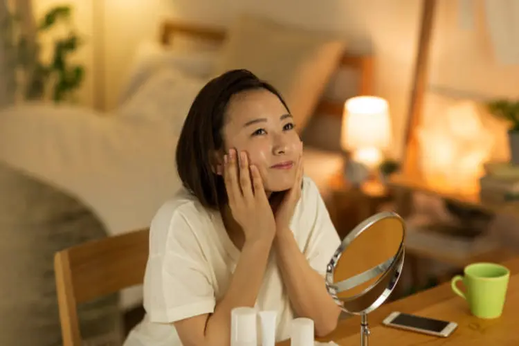 7 Kebiasaan Malam yang Bikin Kulit Glowing Saat Bangun Tidur