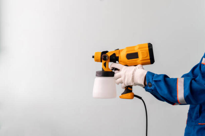 tangan yang terisolasi memegang pistol cat semprot, template mockup