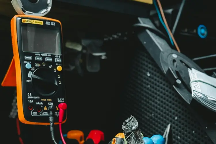 Stop Main-Main sama Listrik! Ini Pentingnya Multimeter Digital yang Kamu Nggak Tahu