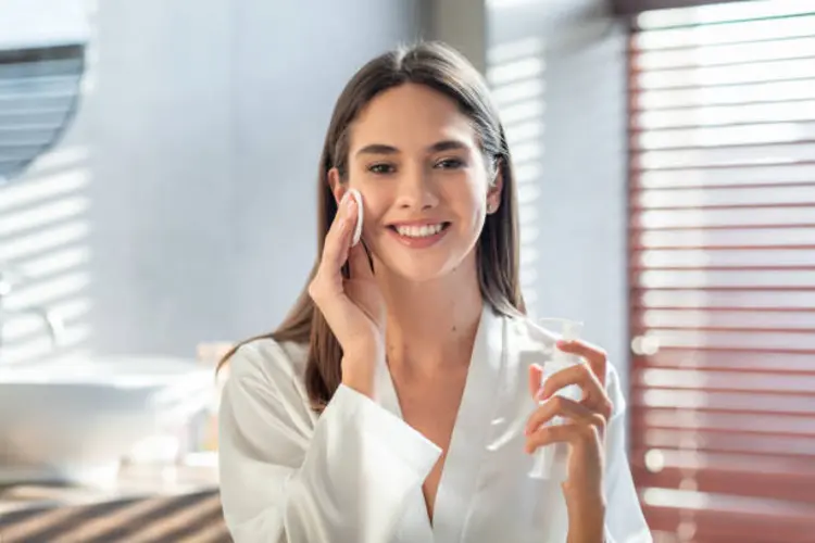 7 Cara Membuat Kulit Lebih Siap Makeup dengan Toner