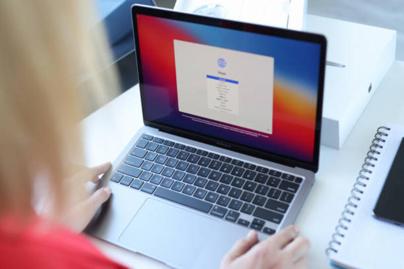 wanita memilih bahasa di laptop baru apple macbook udara closeup - macbook air m2 potret stok, foto, & gambar bebas royalti