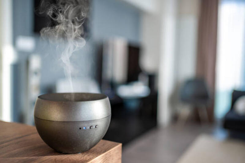 diffuser-minyak-aroma-abu-abu-di-atas-meja-terang-di-rumah-ruang-untuk-teks-penyegar-udara.jpg (612×408)