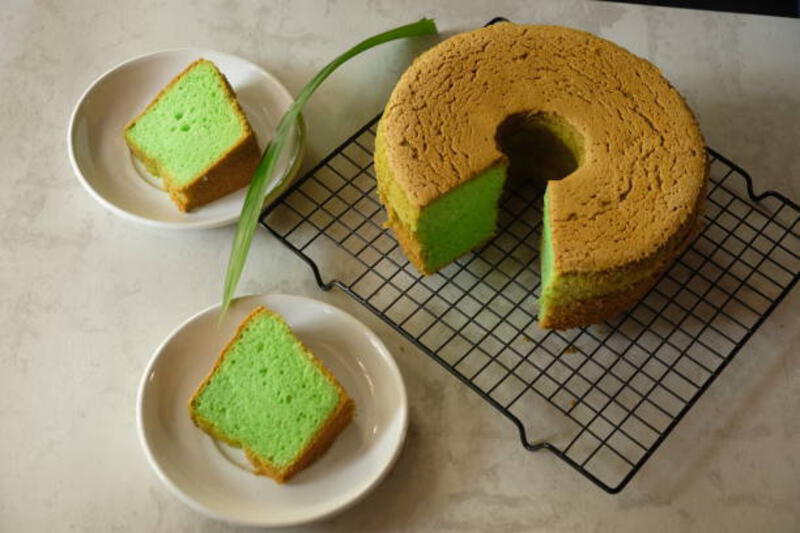 bolu pandan atau kue bolu pandan atau kue sifon. kue daun pandan. makanan indonesia, makanan malaysia. - chiffon cake pandan potret stok, foto, &amp; gambar bebas royalti
