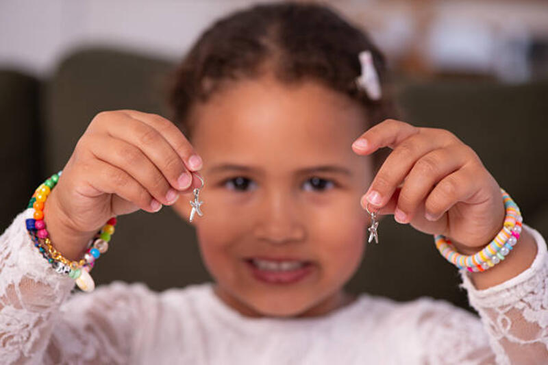 gadis-tersenyum-menunjukkan-anting-anting-buatan-tangan-dengan-gelang-warna-warni.jpg (612×408)