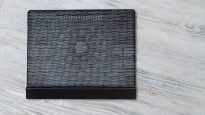 laptop-cooling-stand-dengan-kipas-di-meja-kayu-putih.jpg (612×344)