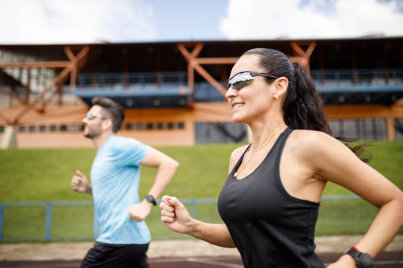 wanita tersenyum berlari bersama dengan pacarnya - sport eyeglass potret stok, foto, & gambar bebas royalti