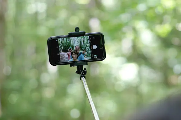 Dulu Dilarang, Kini Diburu! Intip Evolusi dari Selfie Stick!