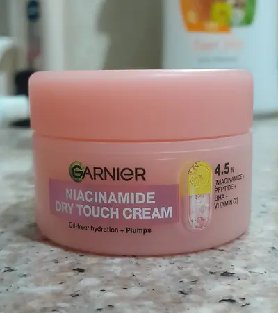 Review Garnier Niacinamide Dry Touch Cream: Cocok untuk kulit kering?