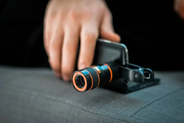 Kamera HP Gak Mendukung Buat Ngonser? Pakai Lensa Zoom Tambahan Supaya Kelihatan Makin Dekat!