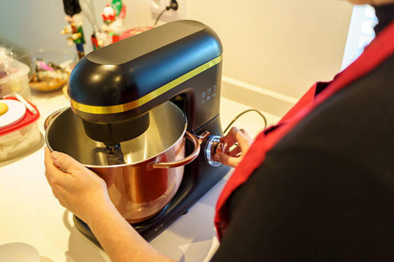 orang menyesuaikan mixer berdiri untuk memanggang di rumah - stand mixer potret stok, foto, &amp; gambar bebas royalti