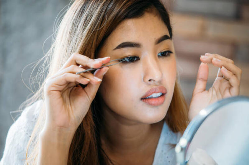 wanita-asia-menempatkan-bulu-mata-dekoratif-di-mata.jpg (612×408)