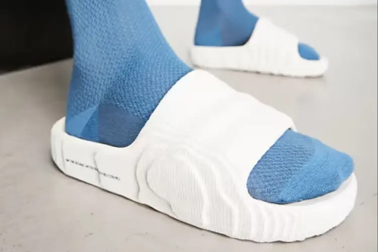 Alas Kaki Serbaguna: Sandal Unisex Tebal yang Lagi Hits