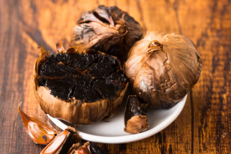 bawang putih hitam - black garlic potret stok, foto, &amp; gambar bebas royalti