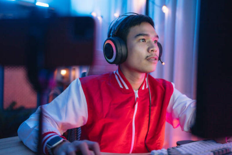 seorang gamer penyandang cacat sedang streaming pertandingan dan mengobrol dengan pemirsa di streaming-nya. - gaming headphone potret stok, foto, & gambar bebas royalti