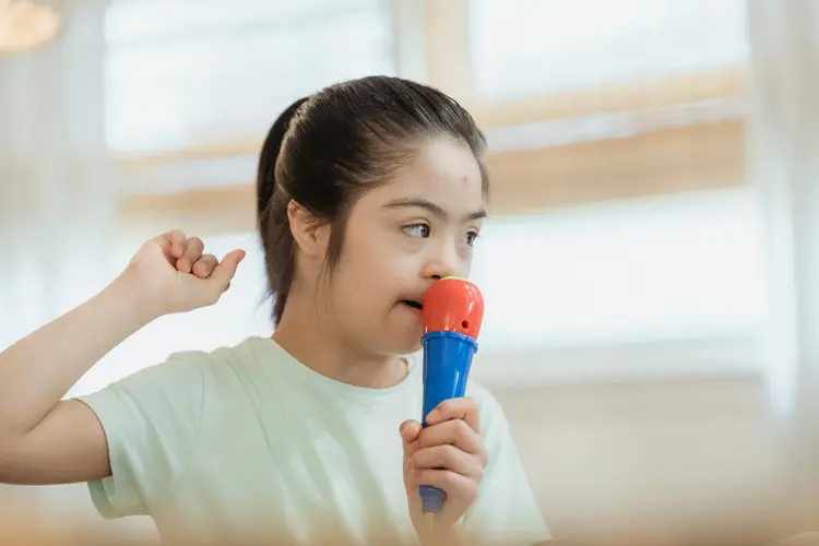 Hobi Karaoke? Manfaatkan Mikrofon untuk Tumbuh Kembang Anak