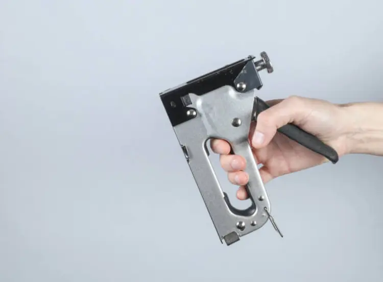 5 Kegunaan Staples Gun yang Jarang Diketahui dan Cara Menggunakannya untuk Pemula