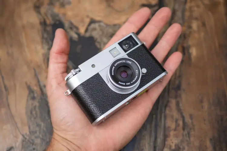 Fujifilm X-half vs Instax Mini Evo, Mana yang Lebih Cocok buat Kamu?