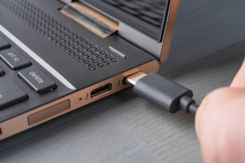 kabel-usb-type-c-abu-abu-sedang-terhubung-ke-laptop.jpg (612×408)