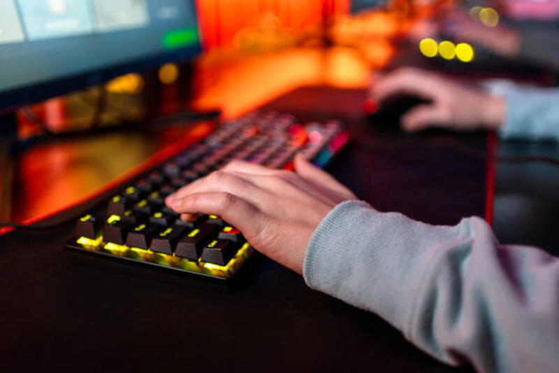 tangan-seorang-gamer-wanita-di-keyboard-selama-permainan.jpg (612×408)