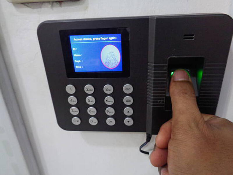 close-up tangan menggunakan pemindai sidik jari untuk absensi waktu kantor - mesin absen sidik jari potret stok, foto, &amp; gambar bebas royalti
