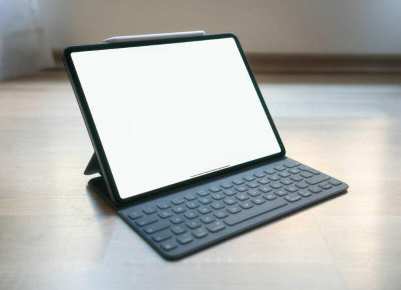 tablet-pro-baru-di-atas-meja-dengan-pensil-dan-penutup-keyboard-layar-kosong.jpg (612×442)