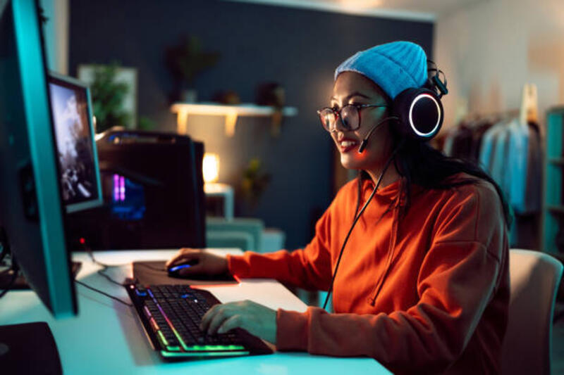gamer wanita, etnis asia, bermain video game fps di komputer - gaming keyboard potret stok, foto, & gambar bebas royalti