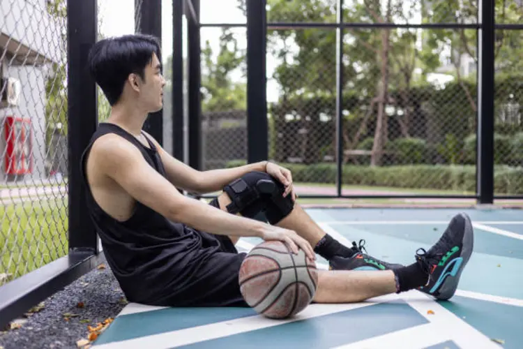 Pecinta Basket Merapat! Kenapa Kamu Butuh Ankle Support dan Knee Sleeve saat Bermain