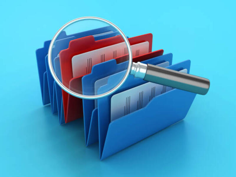 folder komputer dengan kaca pembesar - hidden files in windows potret stok, foto, & gambar bebas royalti