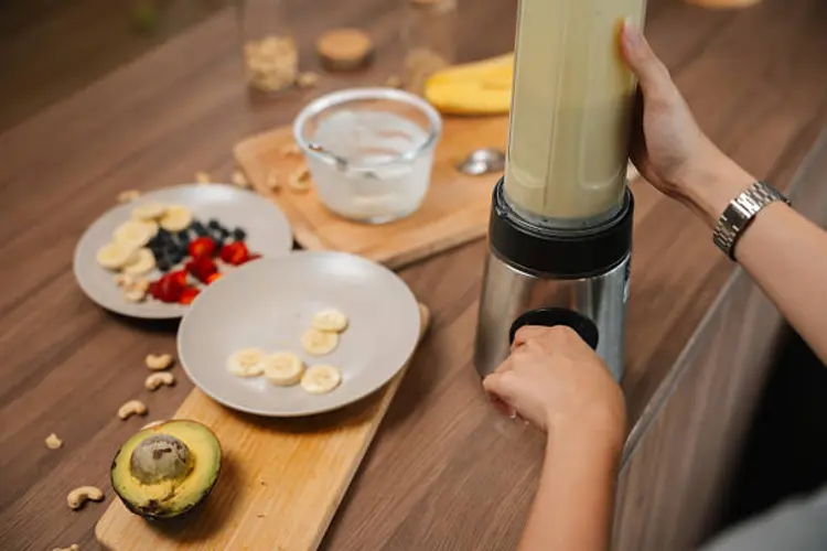Gampang Banget! Ini Dia Cara Menjaga Nutrisi Buah saat Membuat Jus Pakai Blender Portable