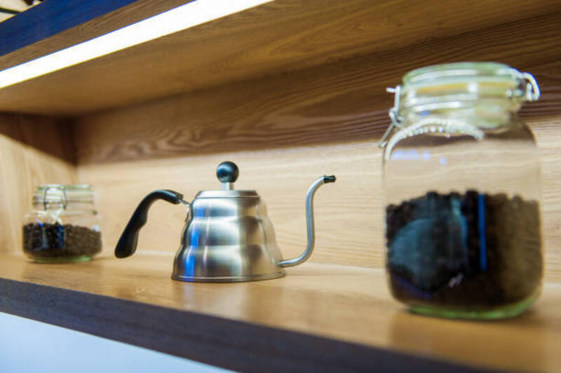 closeup ketel dan toples biji kopi di atas shel - coffee kettle potret stok, foto, &amp; gambar bebas royalti