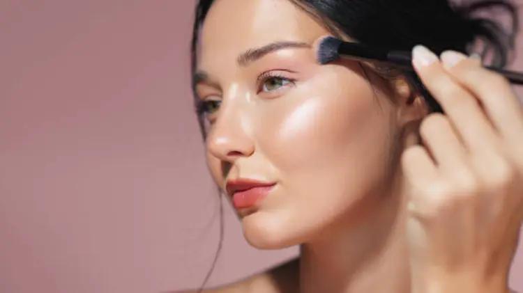 7 Trik Pakai Highlighter, Buat Hasil Makeup Shining, Shimmering, Splendid
