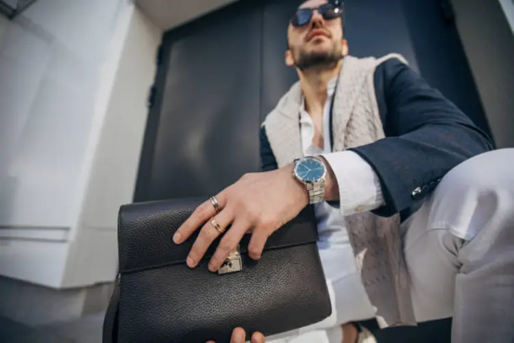Clutch Bag Pria, Solusi Praktis untuk Bawa Barang Penting Sehari-Hari