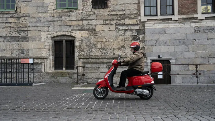 Cara Pakai Parfum Helm Agar Tetap Segar dan Bebas Bau Apek Saat Berkendara