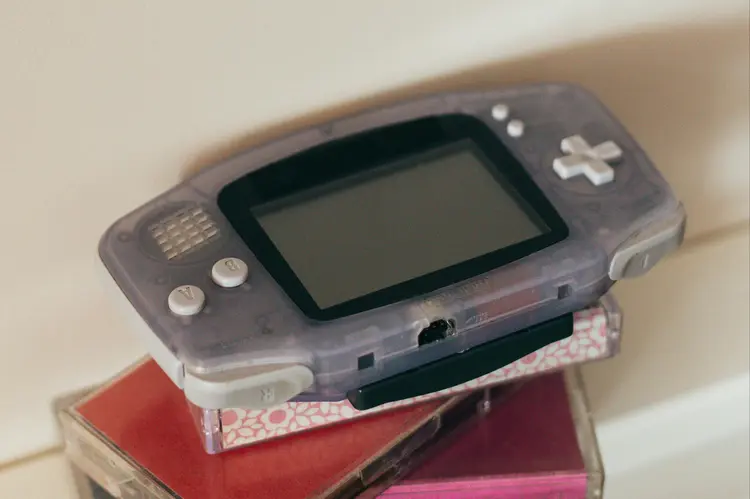 Nostalgia Mahal atau Gratis? Membongkar Status Hukum ROM Game yang Diunduh di Internet