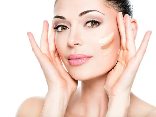 Cara Menentukan Warna Foundation yang Paling Cocok di Kulit