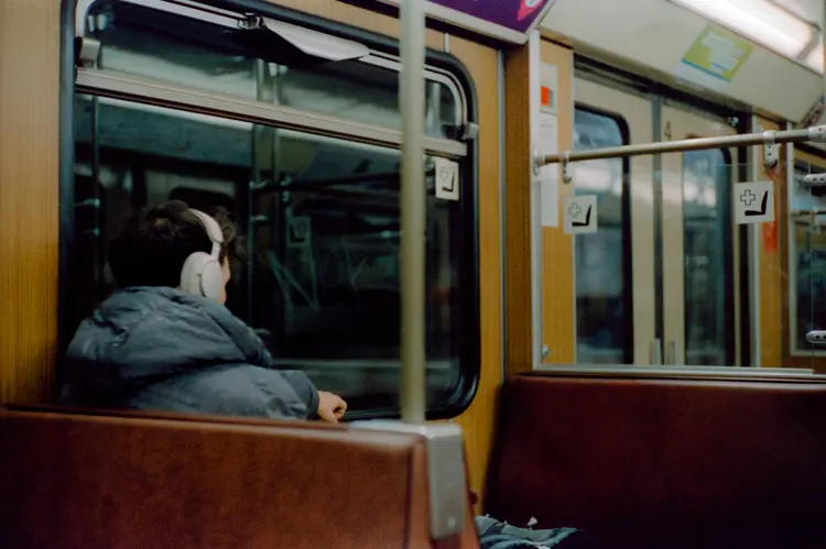 Tim TWS atau Headphone? Duel Audio Anak Kereta!