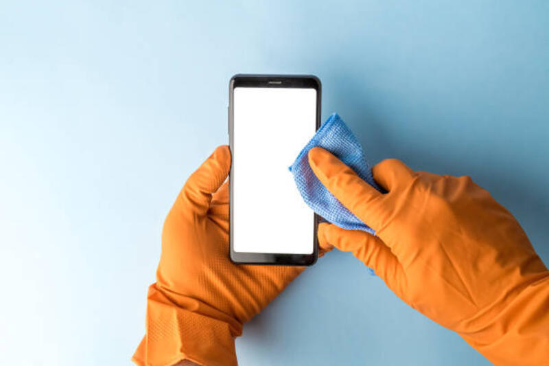 membersihkan-smartphone-layar-kosong-dengan-tisu-pencegahan-kontaminasi-covid-19-atau-virus.jpg (612×408)