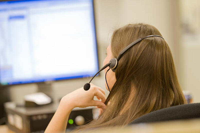 woman-in-call-center-on-phone.jpg (612×407)