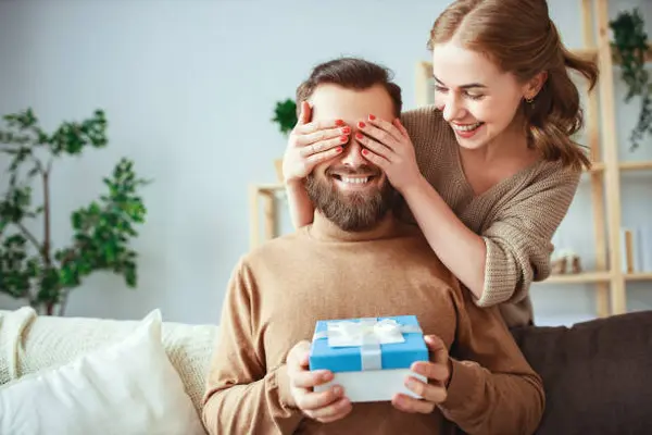 7 Ide Kado untuk Pacar Cowok yang Dijamin Dia Suka