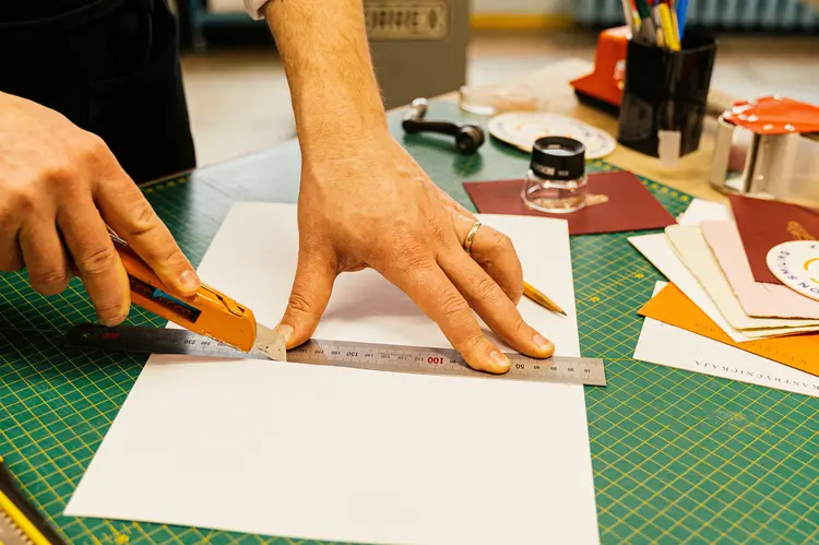 Cara Memotong Kertas Rapi dan Presisi Tanpa Harus ke Percetakan