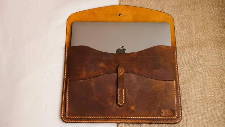 Bukan Cuma Bahan! Tiga Detail Desain Laptop Sleeve Wajib Ada di Musim Hujan