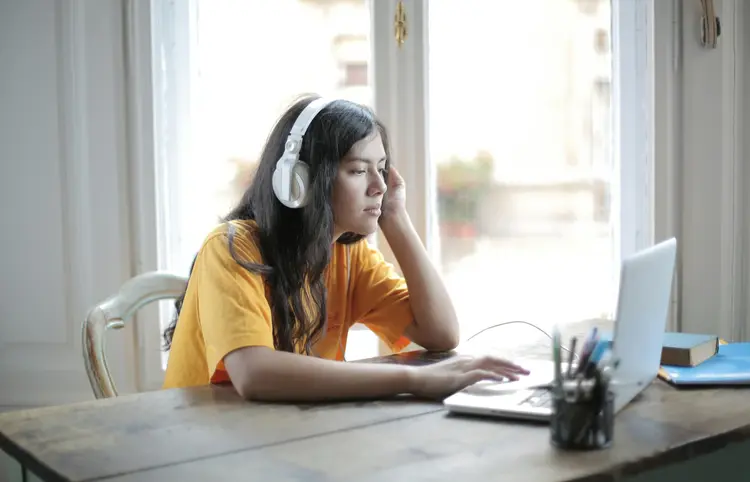 Berapa Lama Sih Aman Pakai Headphone Saat Kerja di Laptop? Ini Tips Biar Nggak Ganggu Telinga